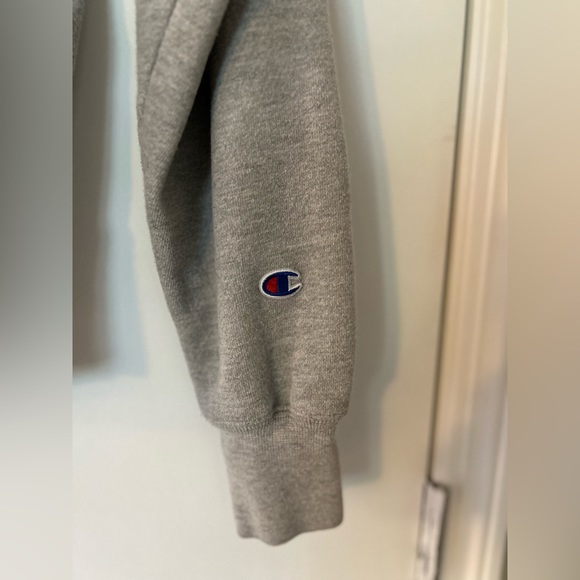 Barely worn- crew neck - Picture 4 of 4